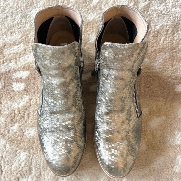 Silent D OHMY Modern Platform Wedge Bootie Sneaker Antique Gold Honeycomb Sz 41 - Picture 6 of 13